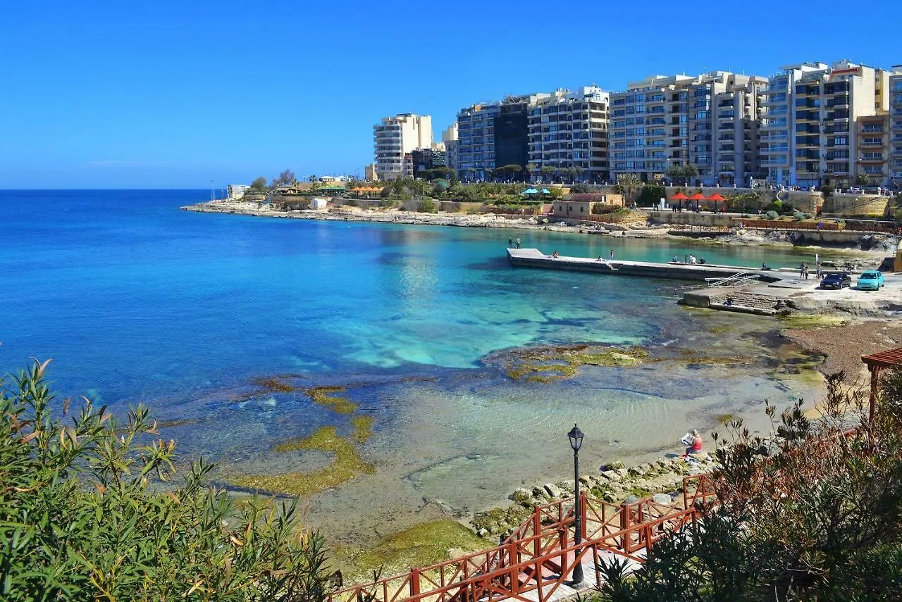 Apartment In Fort Cambridge With Pool Sliema Malta