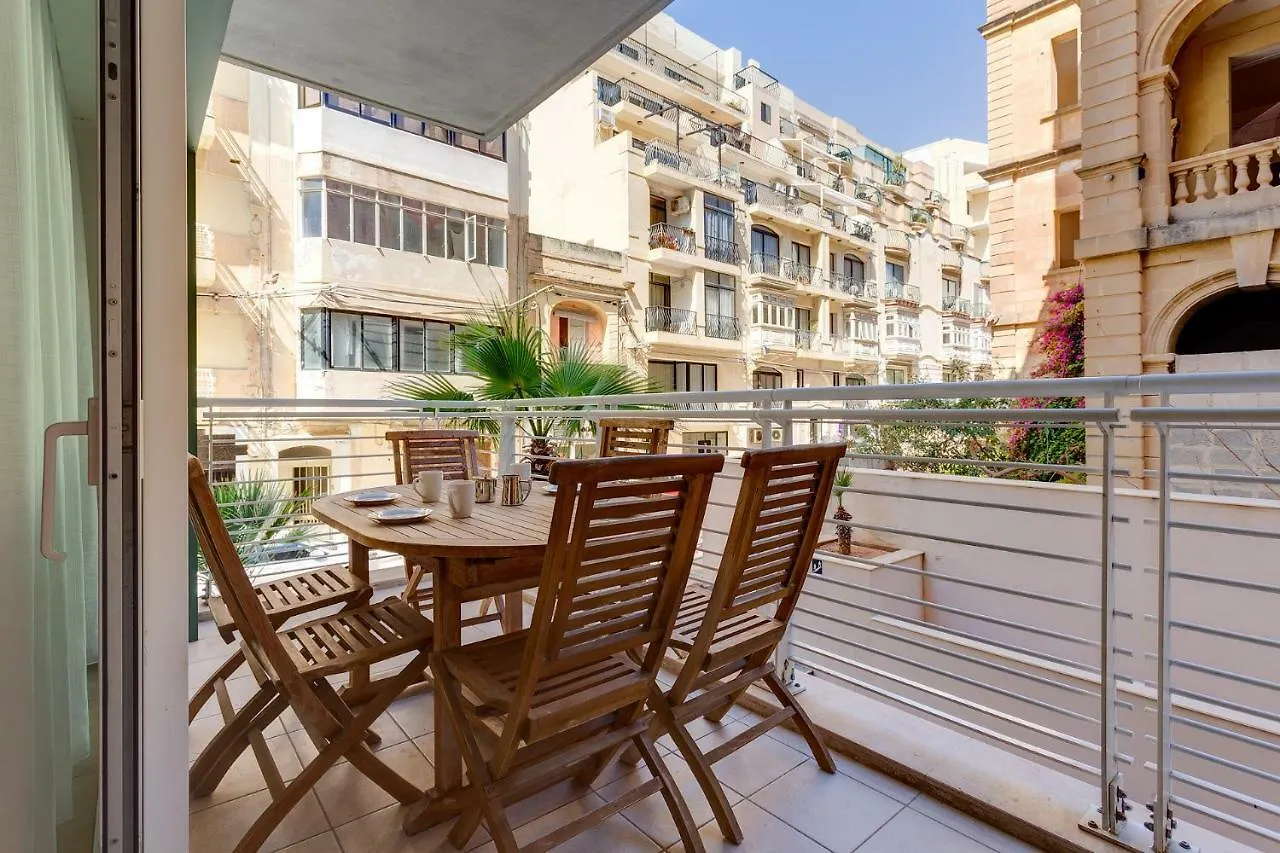 Apartment In Fort Cambridge With Pool Sliema