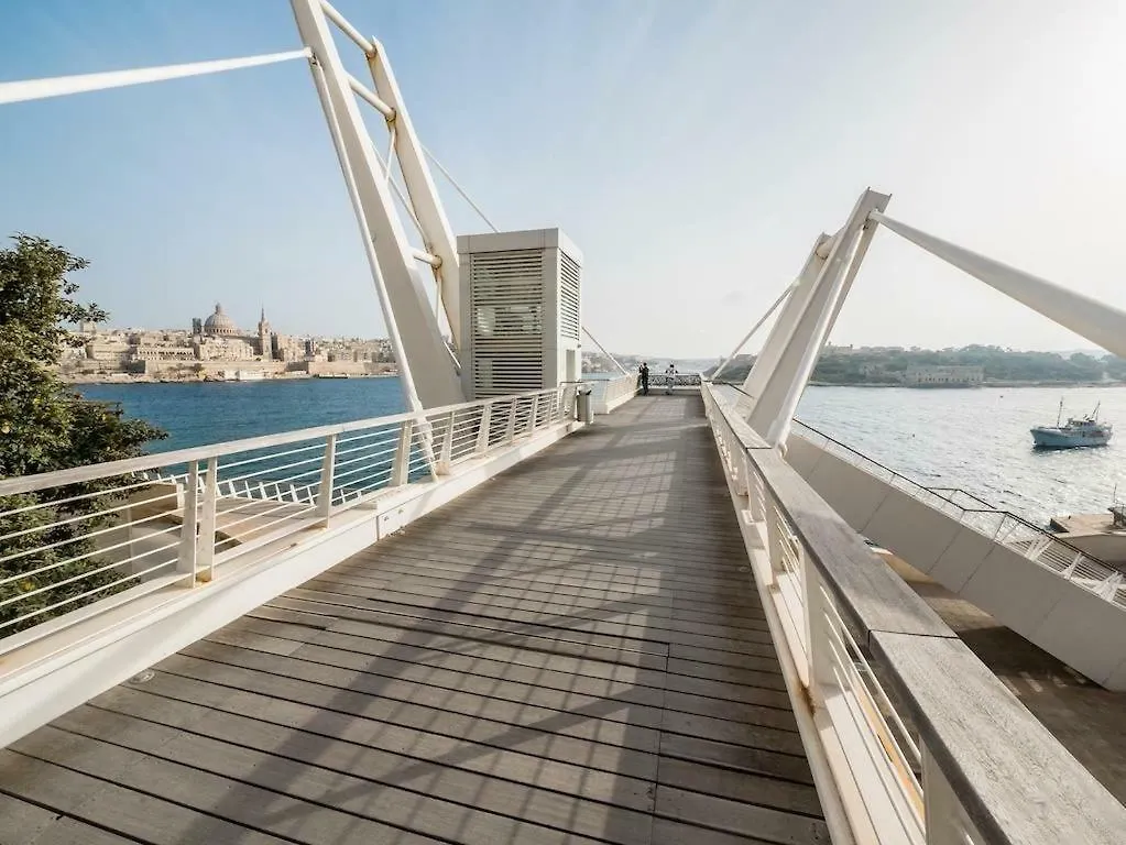 Apartment In Fort Cambridge With Pool Sliema