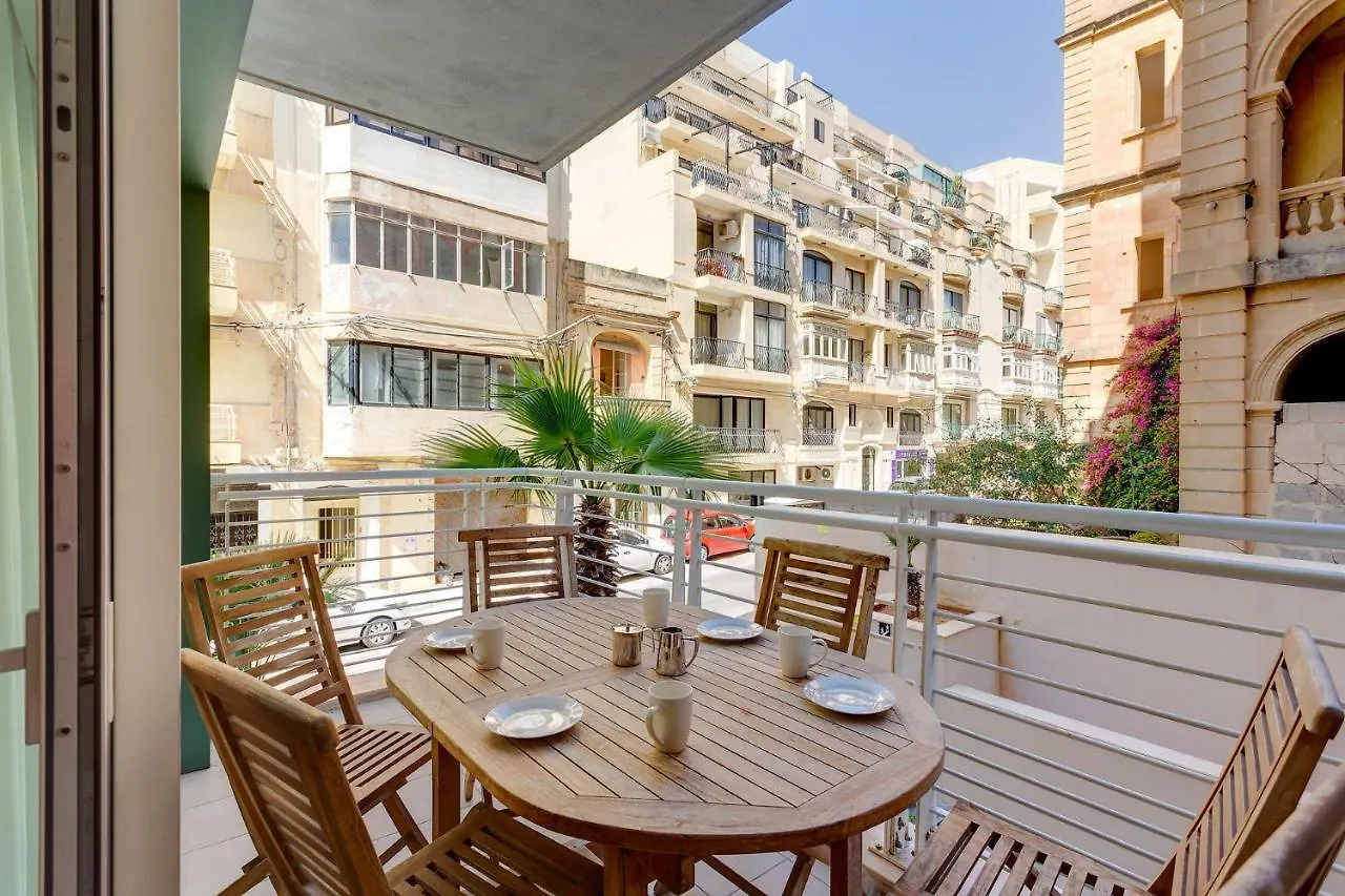 Apartment In Fort Cambridge With Pool Sliema