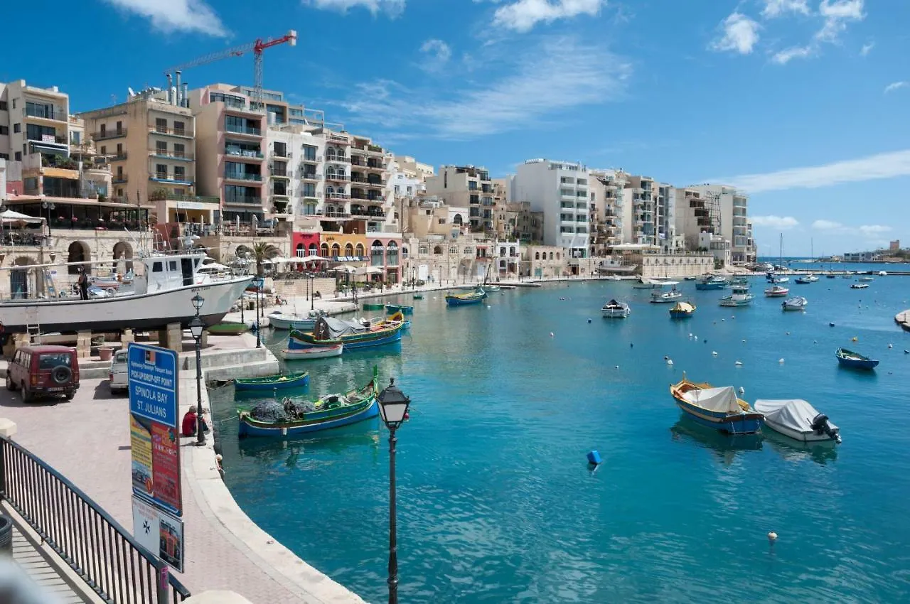 Apartment In Fort Cambridge With Pool Sliema