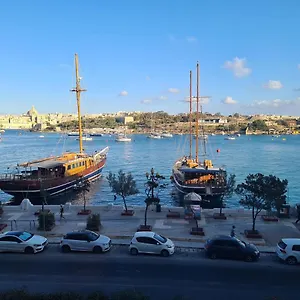 Apartment Spacious Seafront Next To Sliema-valeta Ferry, Sliema